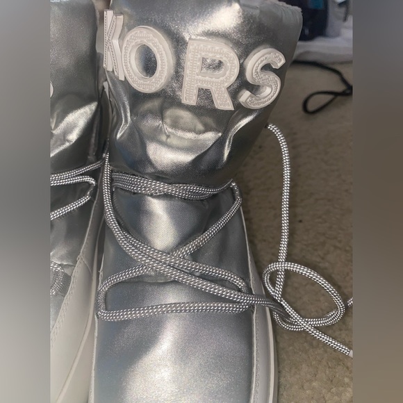 Micheal Kors moon boots - Picture 2 of 5